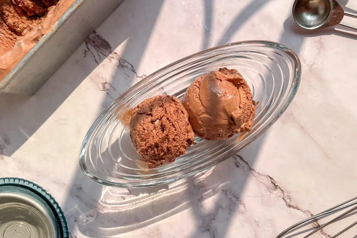 No churn chocolate ice cream with cocoa powder